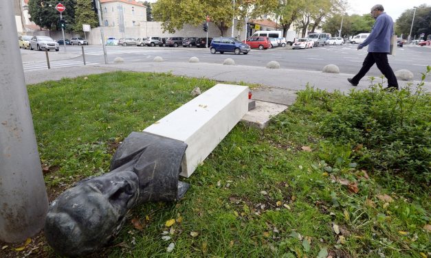 Magára döntötte a szobrot, súlyosan megsérült