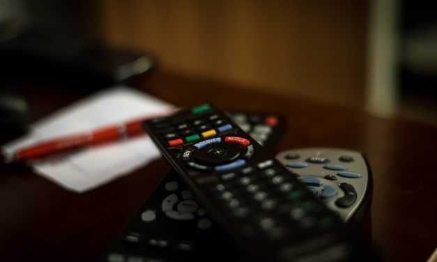 A képviselők előtt a tv-előfizetési díj emelésének javaslata