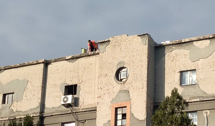 Újvidék: Téglákat dobált az épület tetejéről (Videóval)