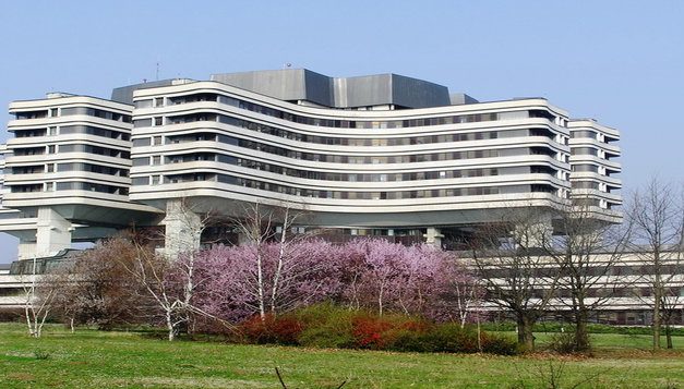 A bűnügyi rendőrség a Katonai Orvostudományi Akadémia épületében – azt a személyt keresik, aki a mérget biztosította volna