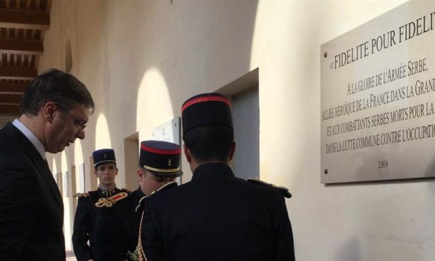 Vučić Párizsban: Trump 25 ember előtt mondta nekem, hogy nagy nemzet a szerb