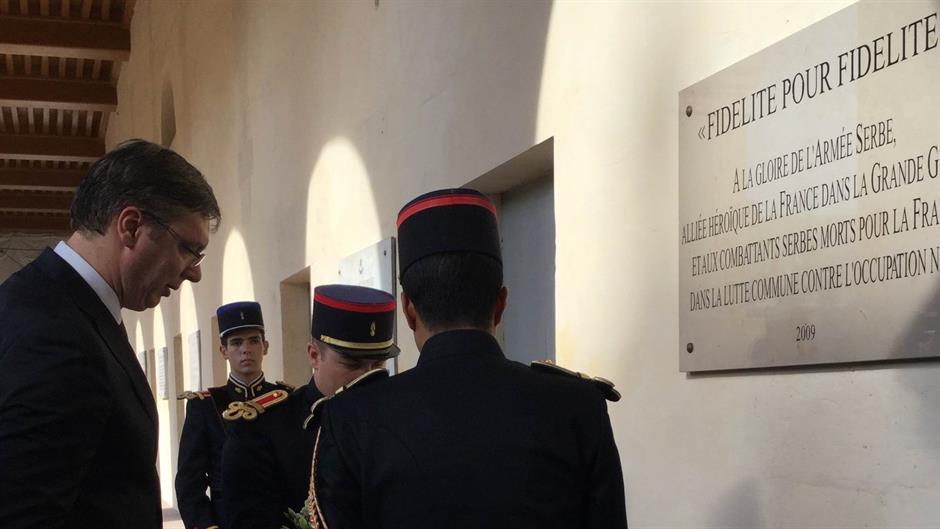 Vučić Párizsban: Trump 25 ember előtt mondta nekem, hogy nagy nemzet a szerb