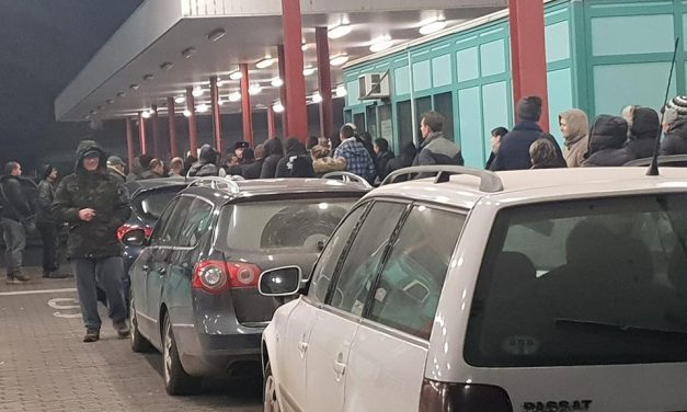 Óránként két kocsit engednek át a magyar határőrök a tompai határon