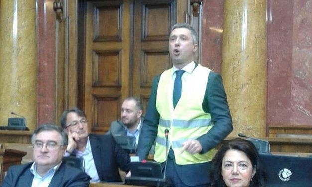 Sárga mellényben a szerb parlamentben
