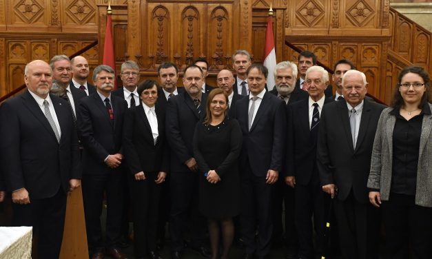 Rangos elismerés a Zentai Gimnázium fizikatanárnőjének