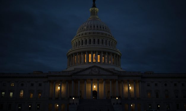 <span class="entry-title-primary">Kőmives Donaldnak fala csak nem épül (Trumpizmusok)</span> <span class="entry-subtitle">Balladai „félhomály” az amerikai államapparátusban: Leállt a kormányszervek egyharmada</span>