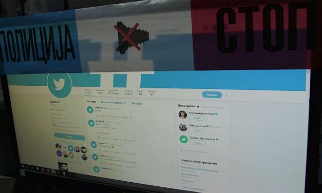 Letartóztattak egy újvidéki férfit, mert csúnyát írt Vučićról a Twitteren