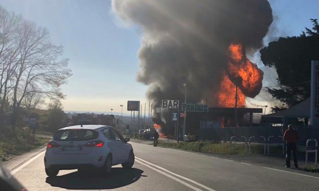 Felrobbant egy benzinkút Rómában, halálos áldozatok is vannak