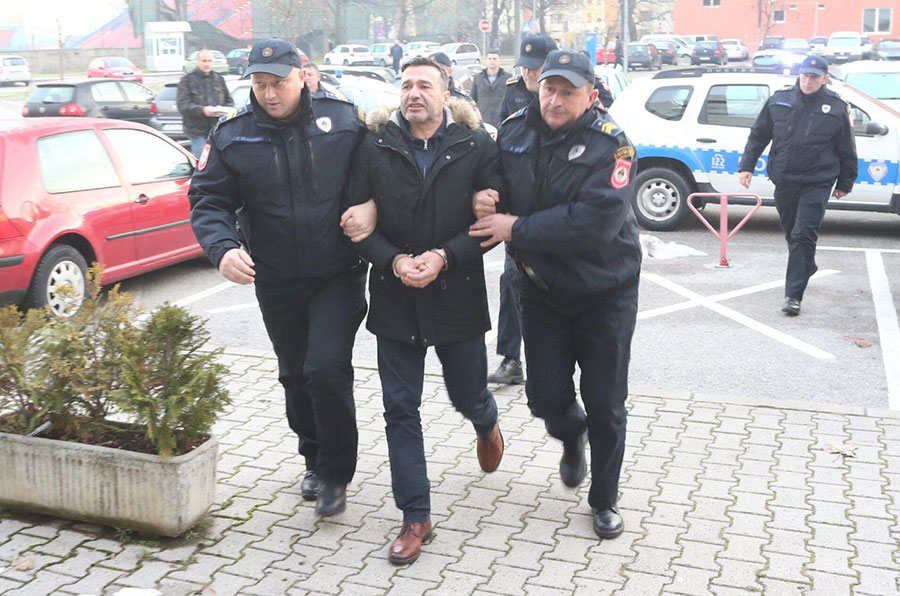 Szabadon engedték a boszniai férfit, aki fia halálának okát derítené ki