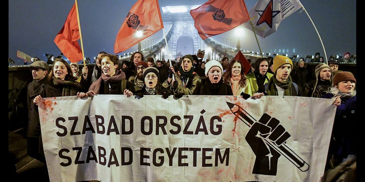 Diákok és pártok tüntettek a kormány ellen