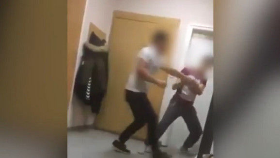 Kraljevoi Diákotthon: Egy üt, a többiek nézik – és rögzítik