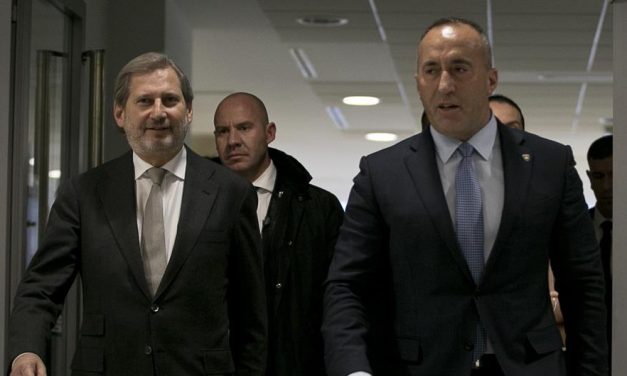 A bővítési biztos felszólítása ellenére sem hajlandó eltörölni a büntetővámot a koszovói kormány