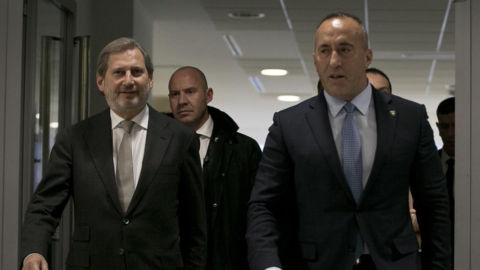 A bővítési biztos felszólítása ellenére sem hajlandó eltörölni a büntetővámot a koszovói kormány