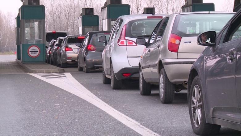 Feltorlódtak az autók Magyarország felé