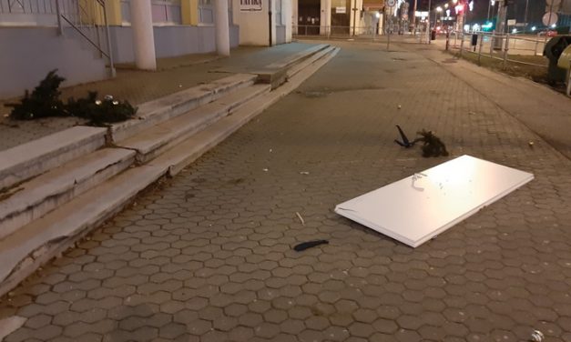 Üvöltve dobta ki a karácsonyfát és egy ajtót – az ablakon