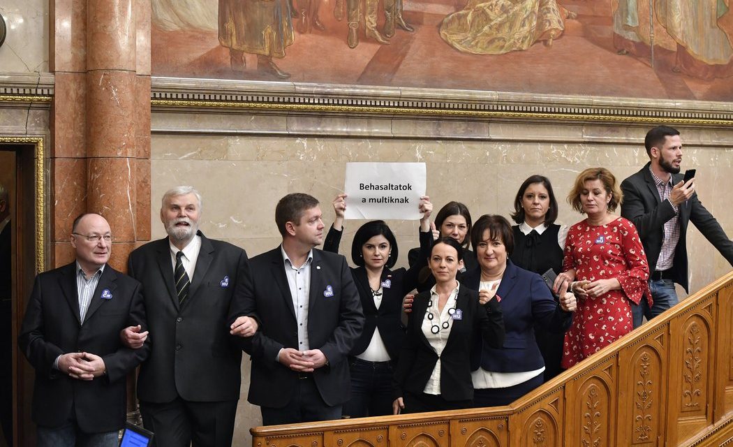 Megszavazták a „rabszolgatörvényt” Magyarországon
