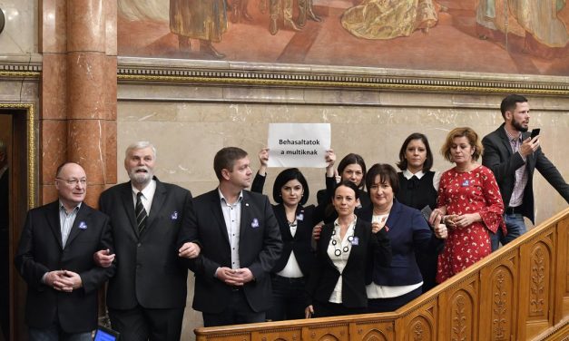 Megszavazták a „rabszolgatörvényt” Magyarországon