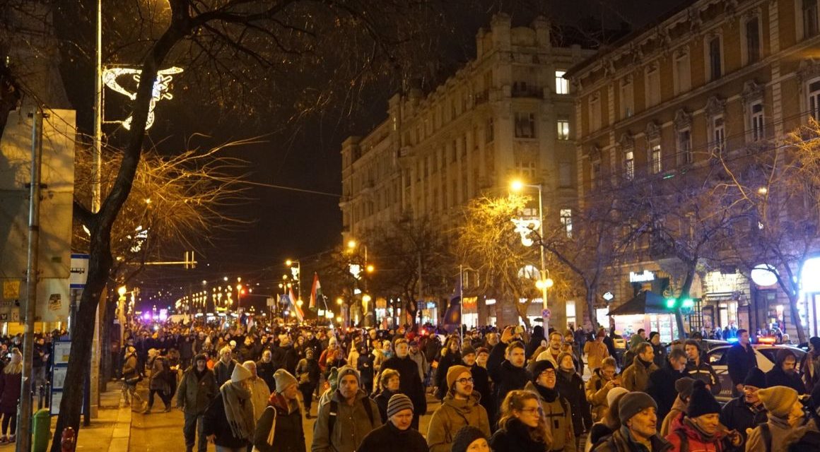 Zűrzavaros parlamenti ülés után séta és könnygáz