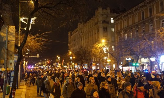 Zűrzavaros parlamenti ülés után séta és könnygáz