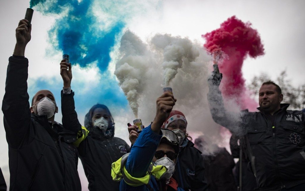 Puccstól tart a francia kormány