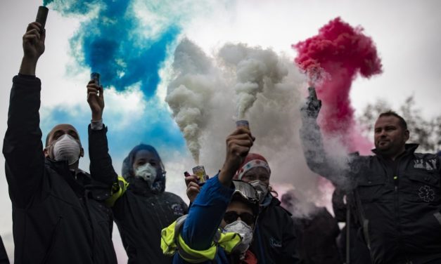 Puccstól tart a francia kormány