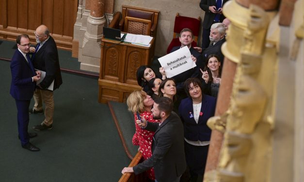 Botrány a magyar Parlamentben! (Élő videó)