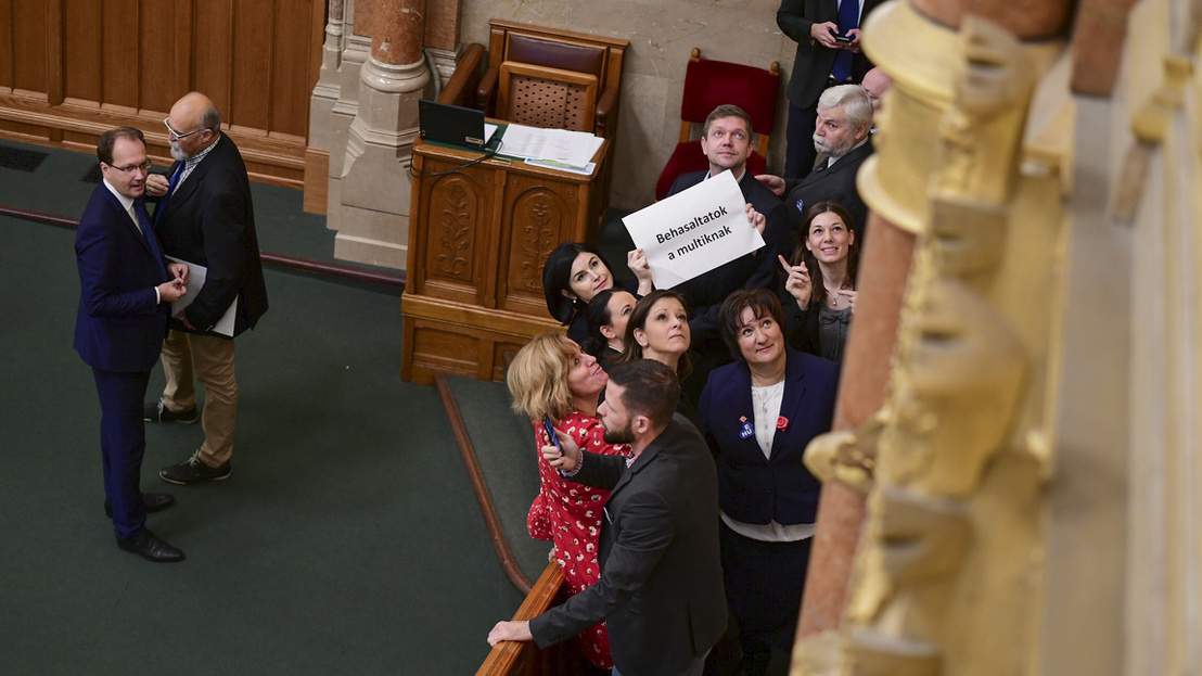 Botrány a magyar Parlamentben! (Élő videó)