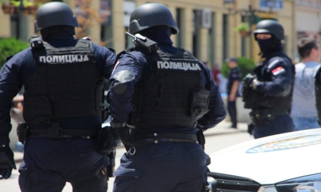 Rendőrt vertek meg végzős diákok Belgrádban