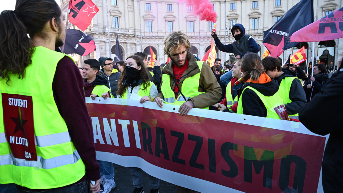 Több ezer ember tüntetett szombaton Rómában a kormány migránsellenes politikája ellen