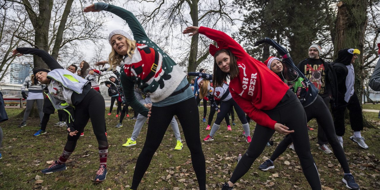 <span class="entry-title-primary">Kinek van a legrondább karácsonyi pulcsija?</span> <span class="entry-subtitle">Egy furcsa szokás, amely lassan (de egyre biztosabban) hagyománnyá válik – A cél nem más, mint a felhőtlen szórakozás</span>