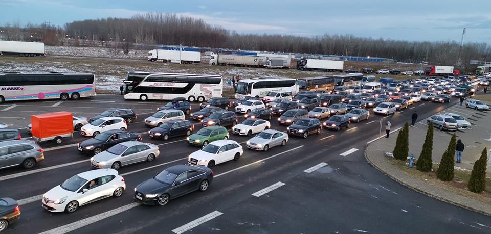 Határhelyzet: Kilométeres sor alakult ki Röszkén