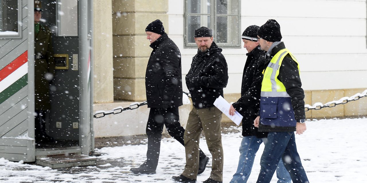 Az államfőnél tiltakoztak a szakszervezetek a túlóratörvény ellen