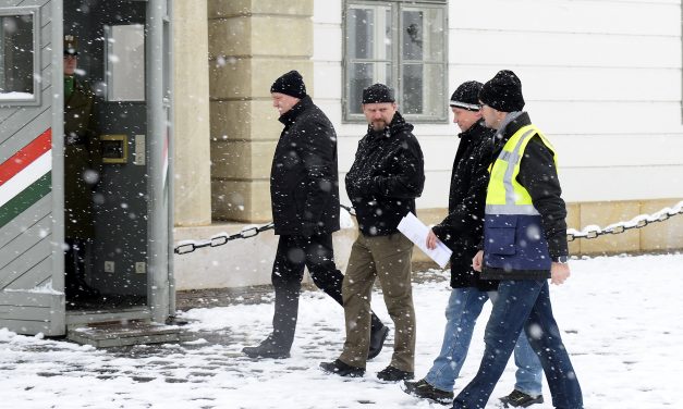 Az államfőnél tiltakoztak a szakszervezetek a túlóratörvény ellen