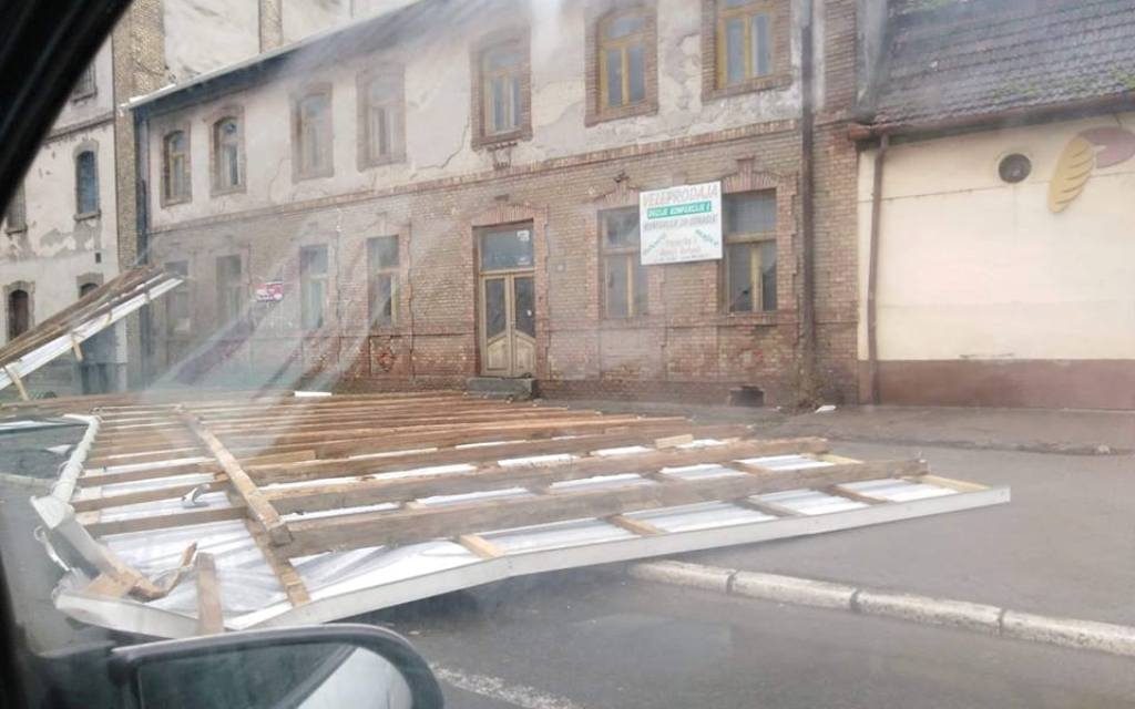 Szabadka: Levitte a tetőt az erős szél (Fotók)