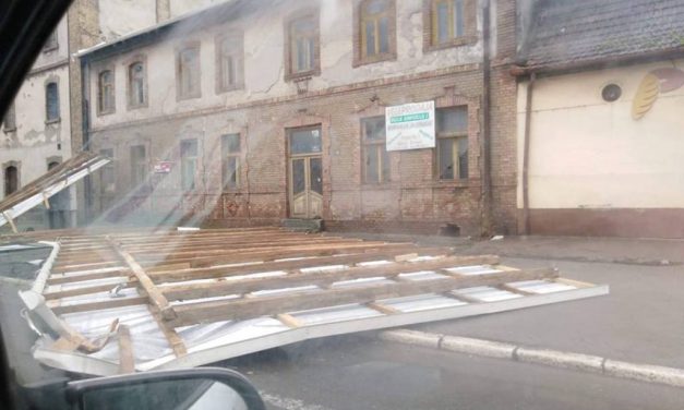 Szabadka: Levitte a tetőt az erős szél (Fotók)