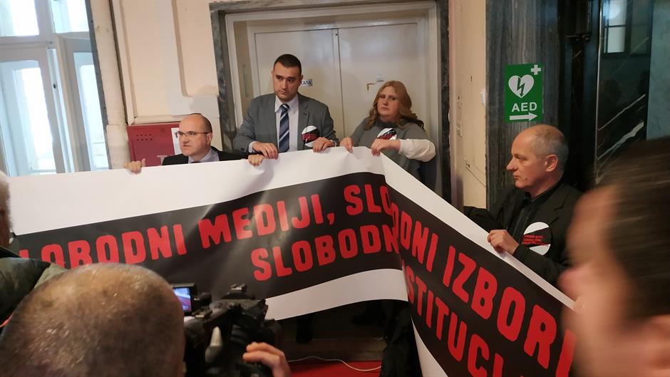 Botrány a tartományi parlamentben: Pásztor István utasítására kivezették az ülésteremből az ellenzéket (Videókkal!)