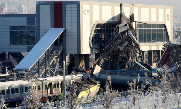 Ankarai vonatbaleset – Mozdonynak, majd felüljárónak ütközött egy szuperexpressz (Fotók+videó)