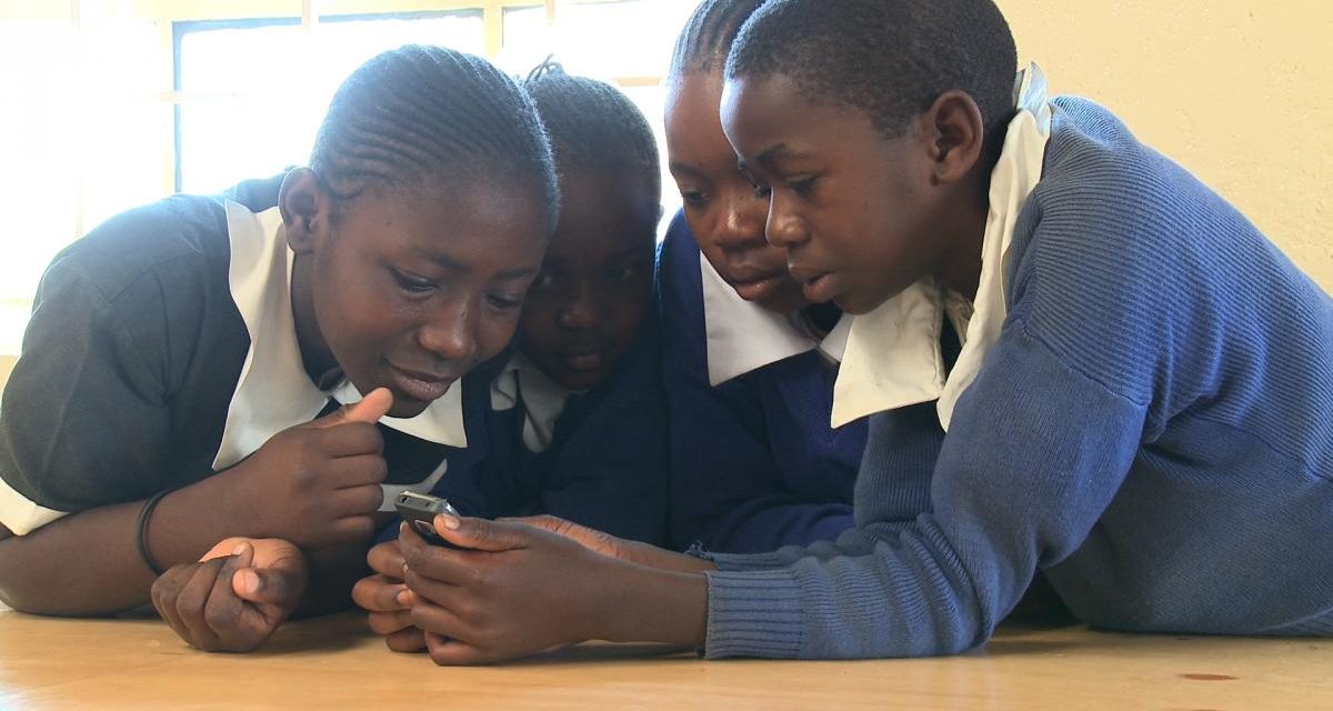 Kenya: Megölték a tanárt, mert elkobozta a mobiltelefont