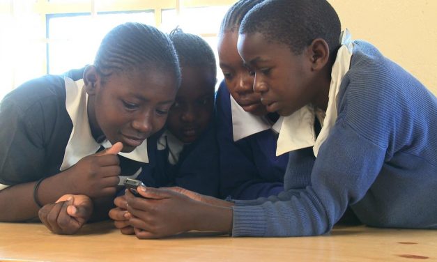 Kenya: Megölték a tanárt, mert elkobozta a mobiltelefont