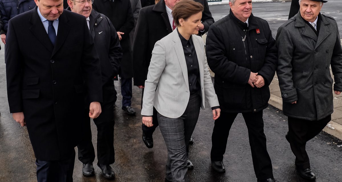 Ana leszállt közénk