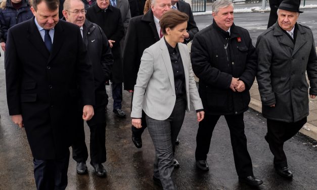 Ana leszállt közénk