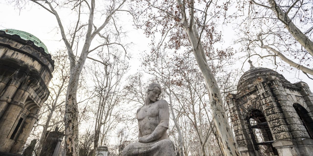 Koszorúzással emlékeztek a száz éve elhunyt Ady Endrére sírjánál