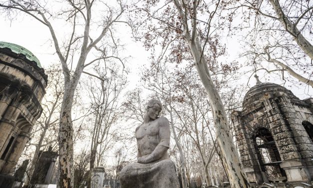 Koszorúzással emlékeztek a száz éve elhunyt Ady Endrére sírjánál