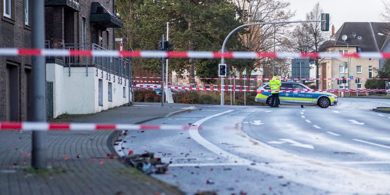 Gyalogosok közé hajtott egy autós Németországban szilveszter éjjel, többen megsérültek