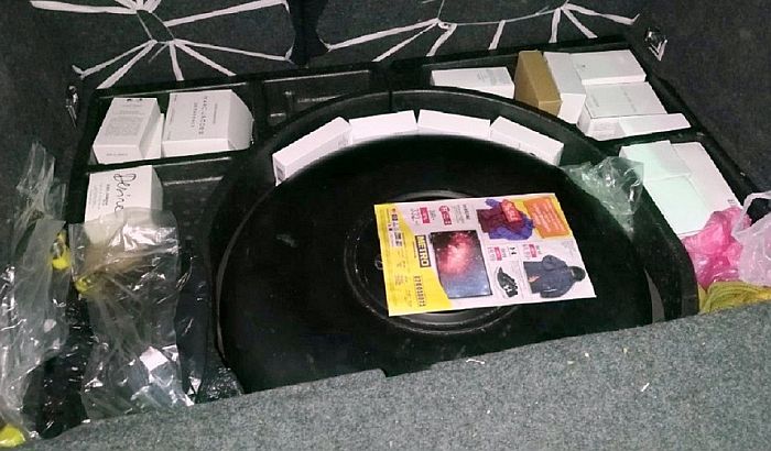 Gyógyszereket és parfümöket csempésztek az orvosok