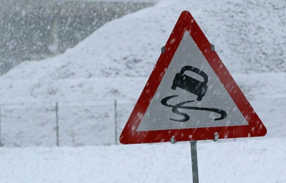 Óvatosságra intik a gépjárművezetőket a síkos útburkolat miatt