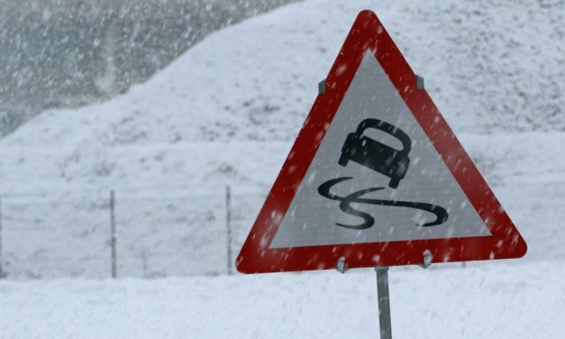Óvatosságra intik a gépjárművezetőket a síkos útburkolat miatt