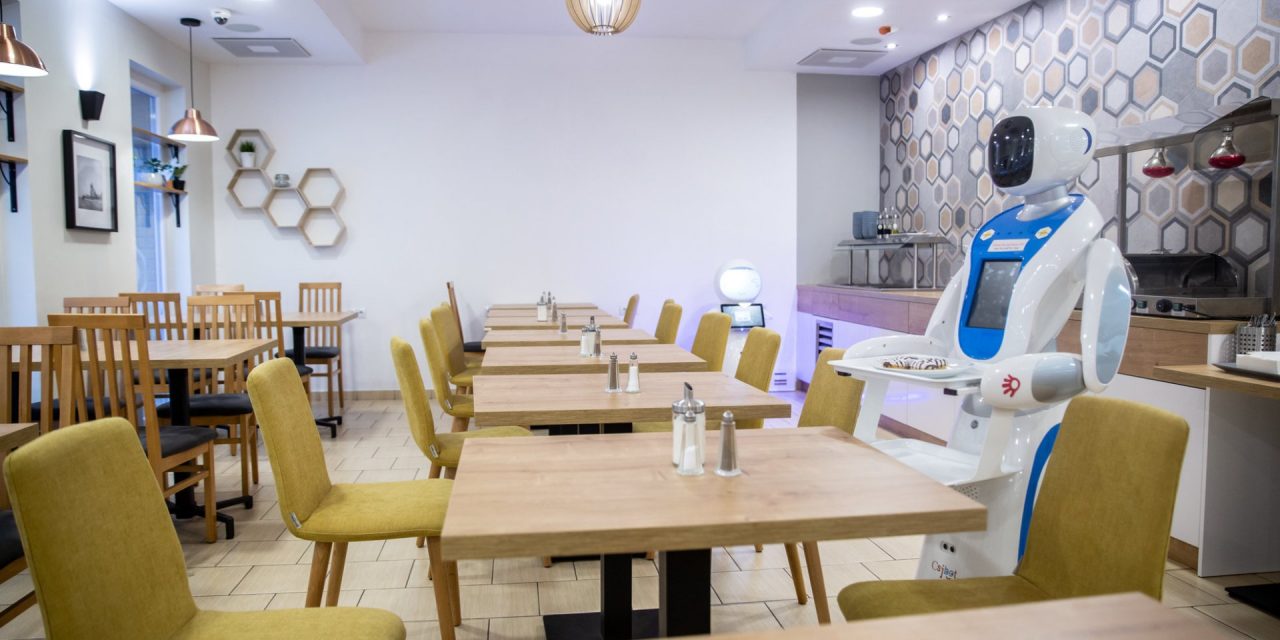 Robotok szolgálnak fel és mesélnek vicceket egy budapesti kávézóban