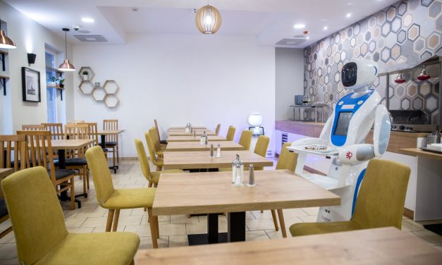 Robotok szolgálnak fel és mesélnek vicceket egy budapesti kávézóban