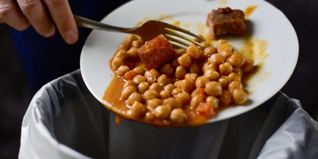 Szilveszter után: Több száz tonna étel kerül a szemétre